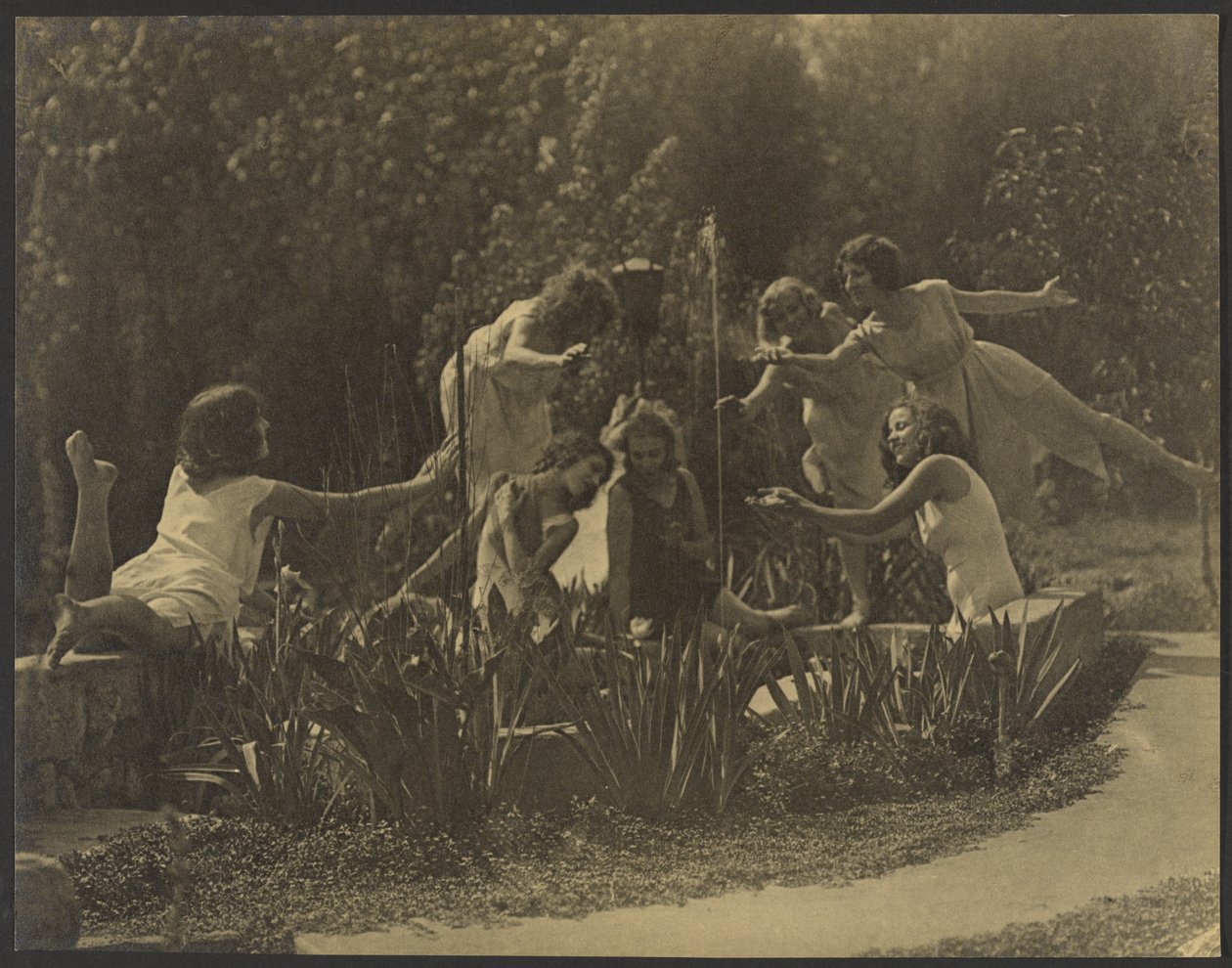 [Dansere, der poserer langs havemuren] af Louis Fleckenstein
