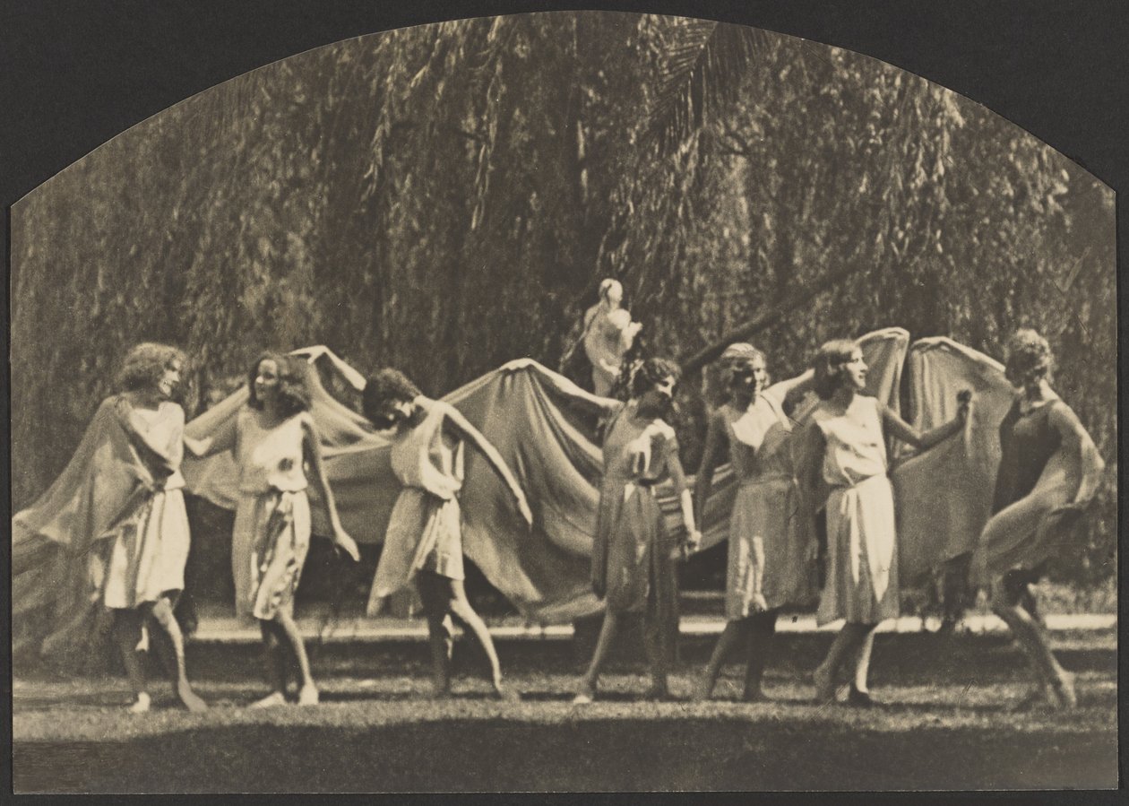 Dansere poserer i en lund af Louis Fleckenstein