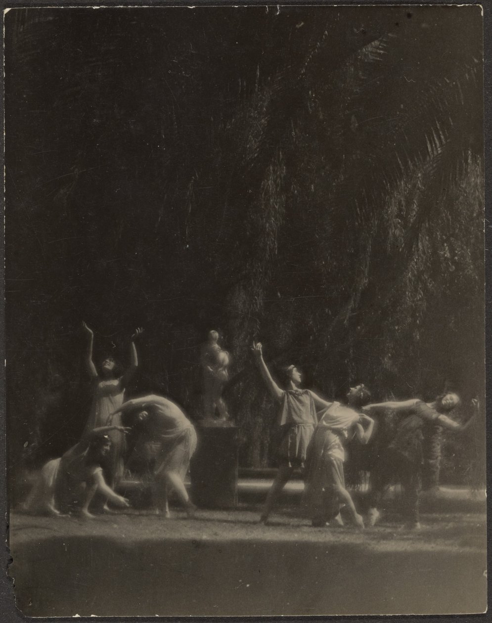 [Dansere i haven] af Louis Fleckenstein