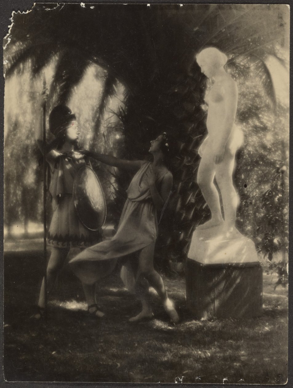 [Dansere i haven] af Louis Fleckenstein