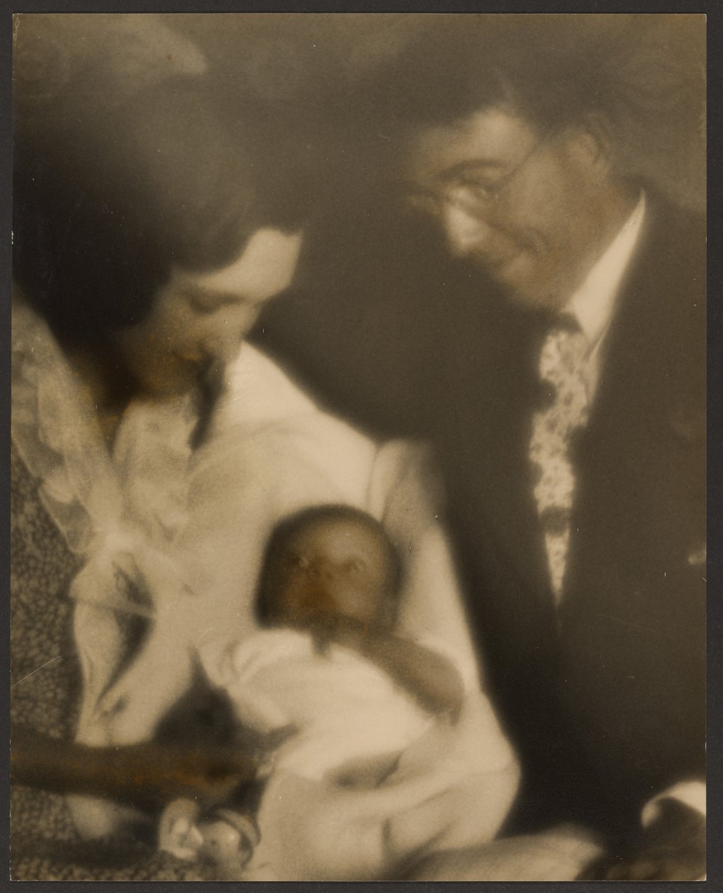 [Familieportræt med svøbt baby] af Louis Fleckenstein