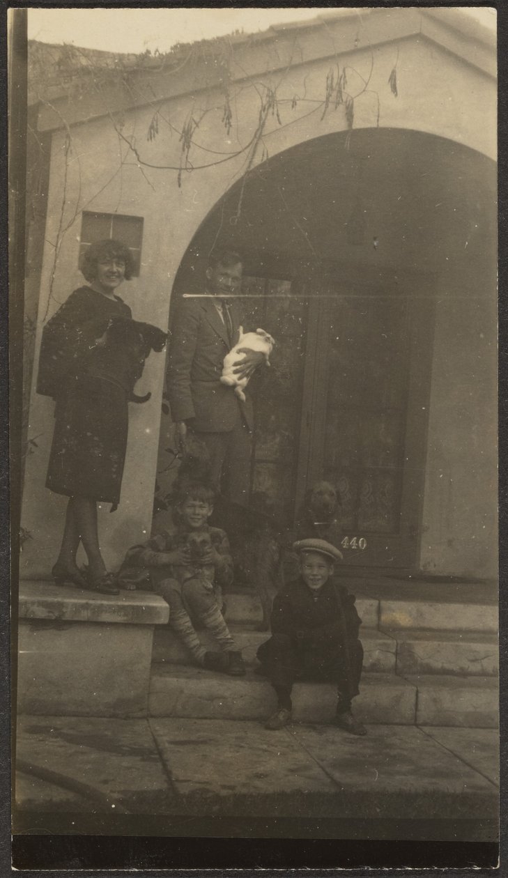 [Familie foran Fleckenstein Studio i Long Beach]. af Louis Fleckenstein