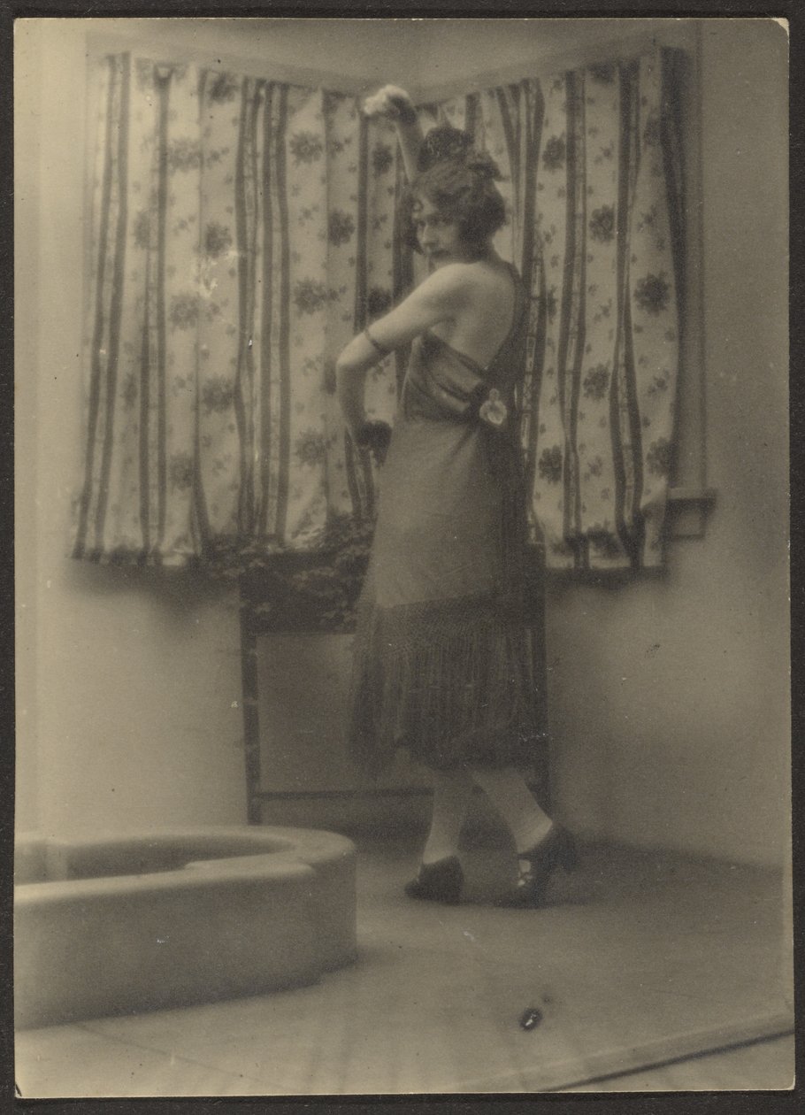 [Kvindelig danser] af Louis Fleckenstein