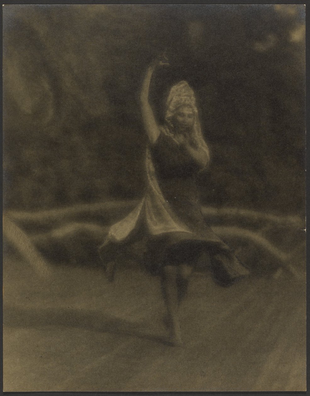 [Kvindelig danser] af Louis Fleckenstein