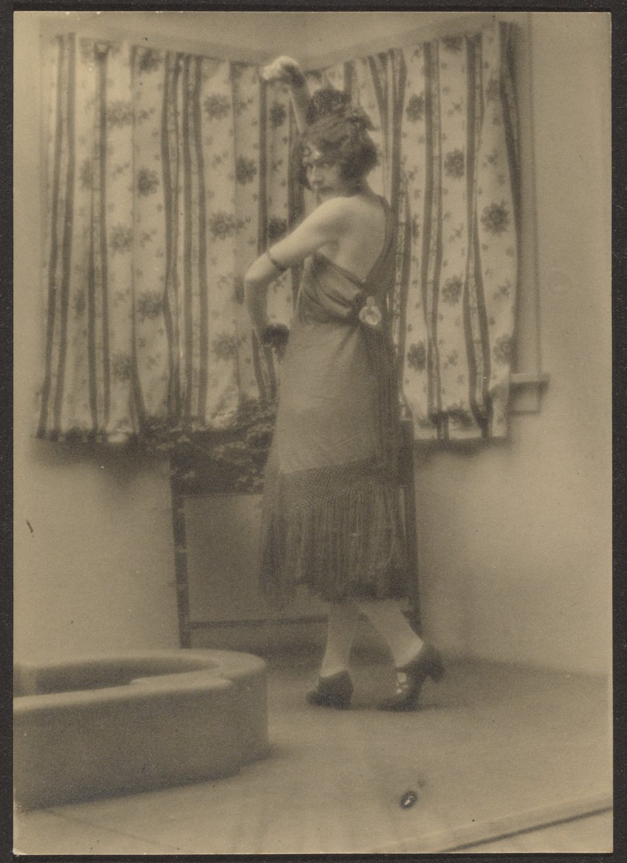 [Kvindelig danser] af Louis Fleckenstein