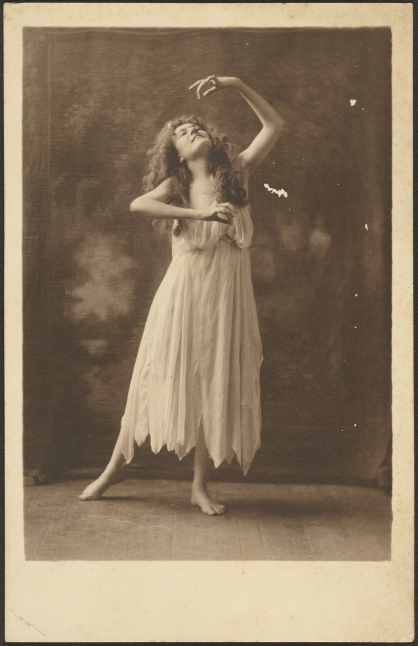 [Kvindelig danser foran et vægtæppe] af Louis Fleckenstein