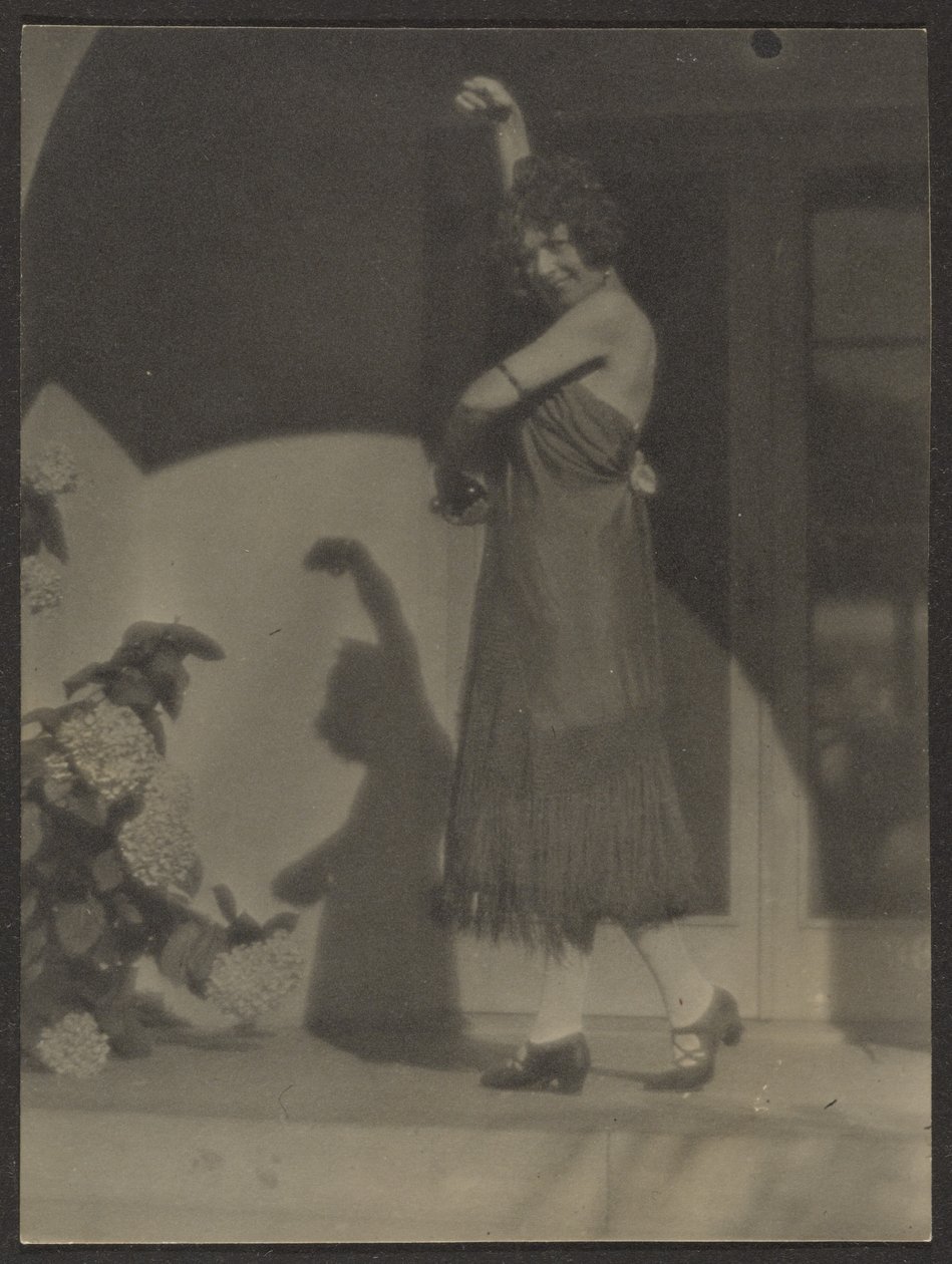 [Kvindelig danser foran huset] af Louis Fleckenstein