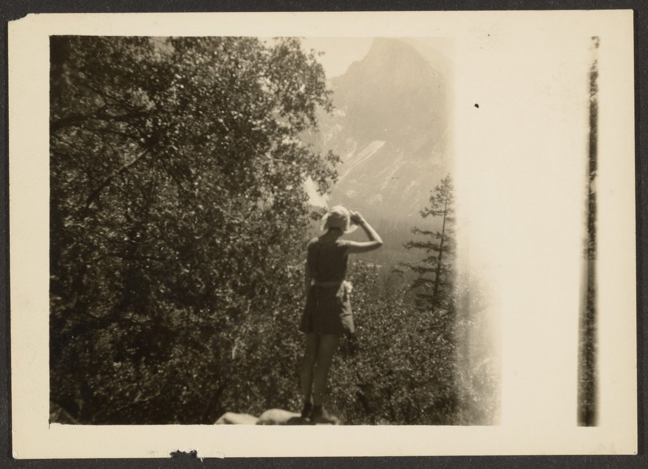 [Figur i skov] af Louis Fleckenstein