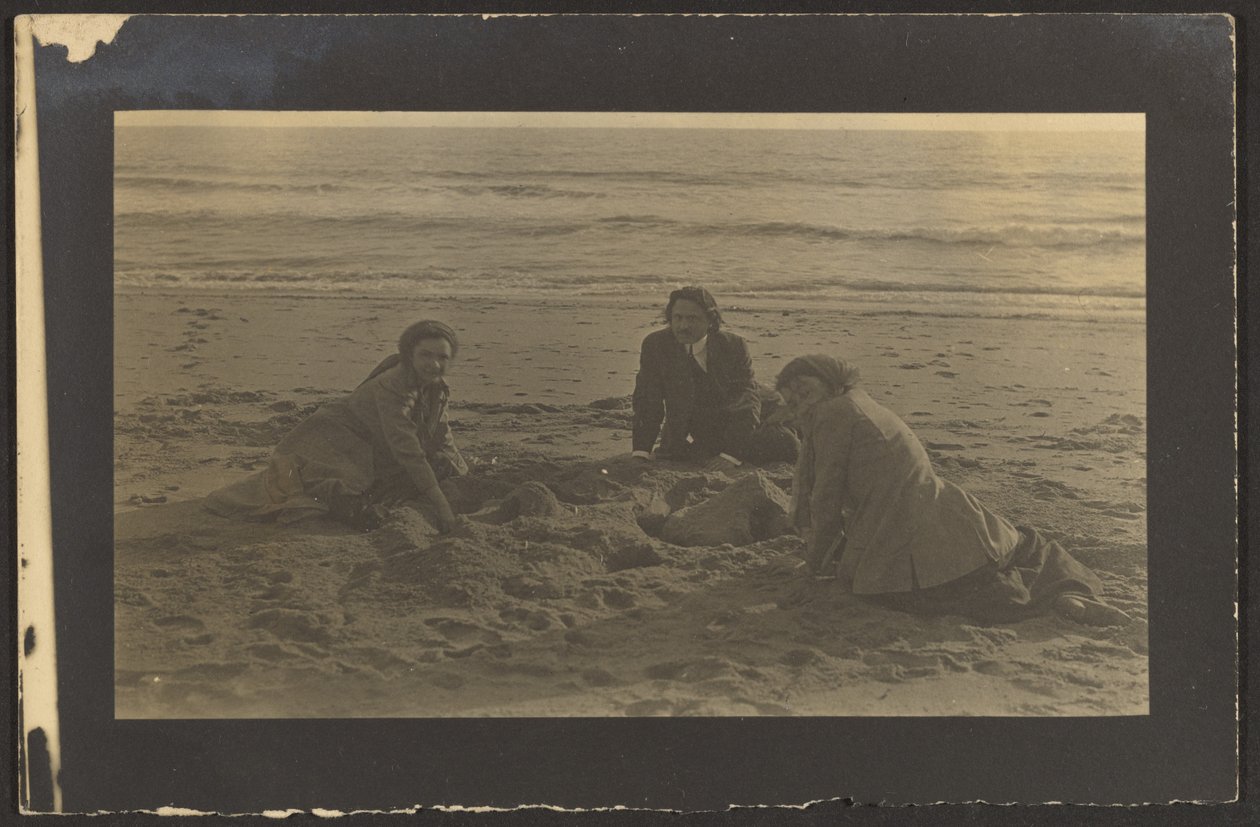 [Figurer siddende på stranden] af Louis Fleckenstein
