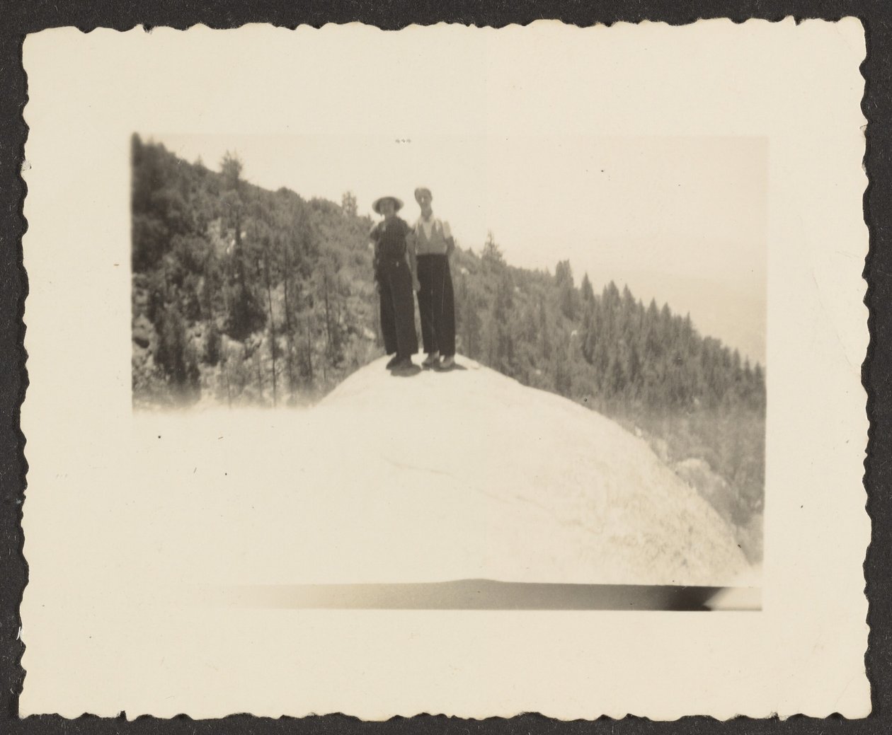 [Figurer, der står på klippen]. af Louis Fleckenstein