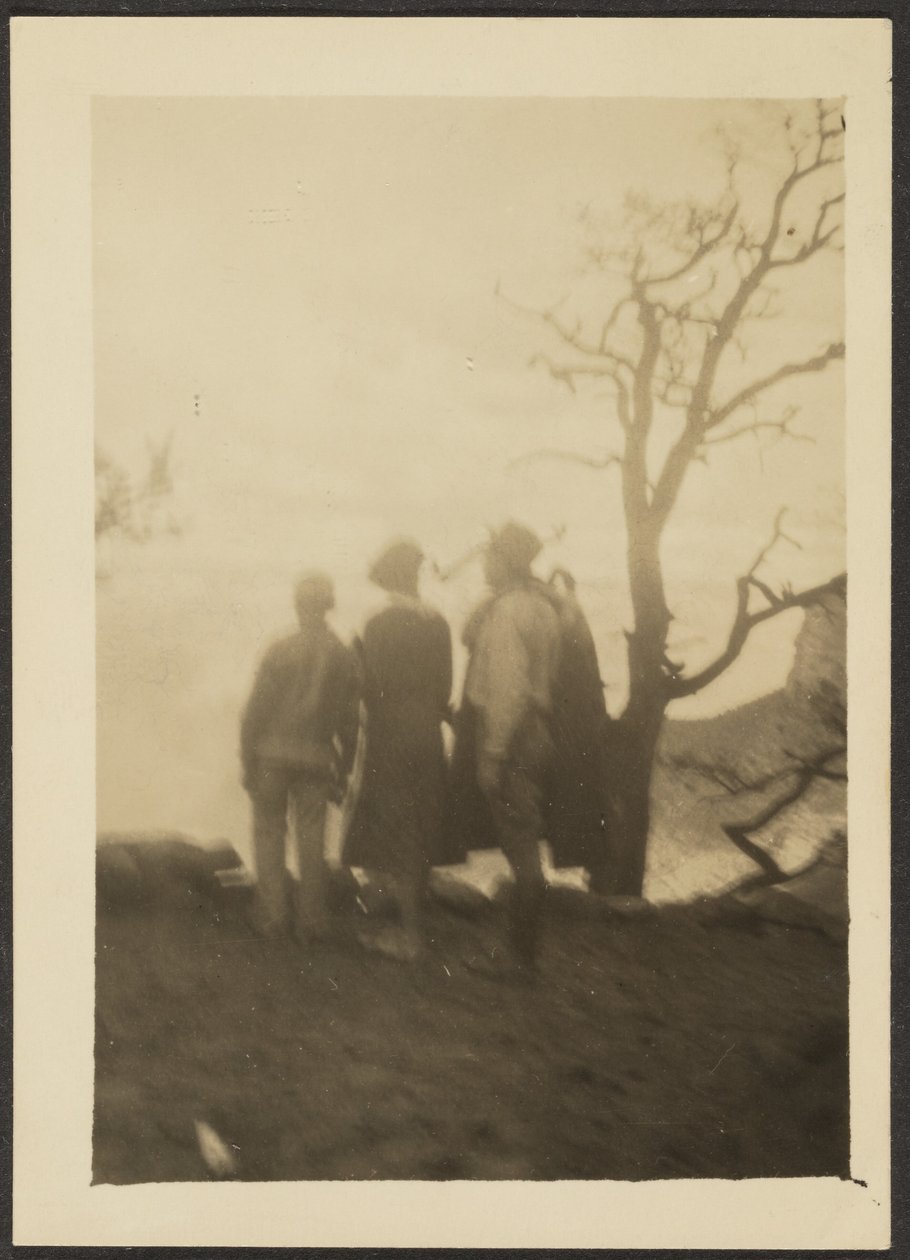 [Figurer i skygge med træ] af Louis Fleckenstein