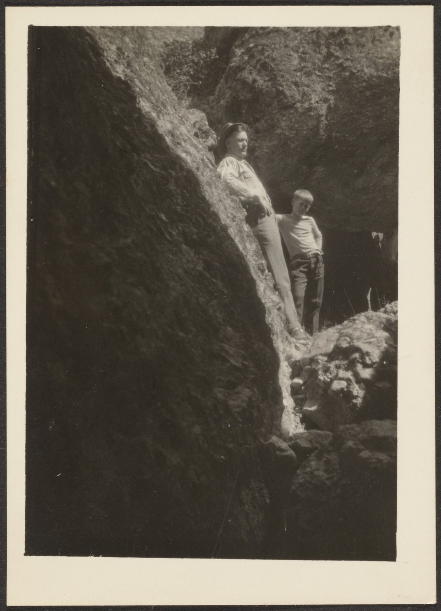 [Figurer i sollys på klipper]. af Louis Fleckenstein