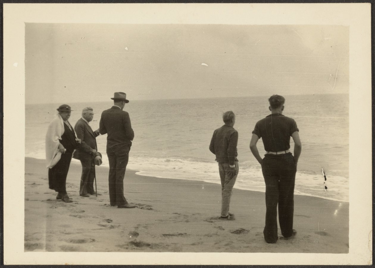 [Fleckenstein Family at the Beach] af Louis Fleckenstein