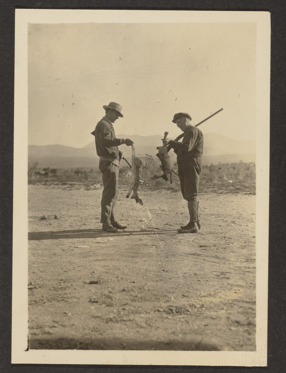 [Fleckenstein og Man Holding Guns and Dead Jackrabbits]. af Louis Fleckenstein