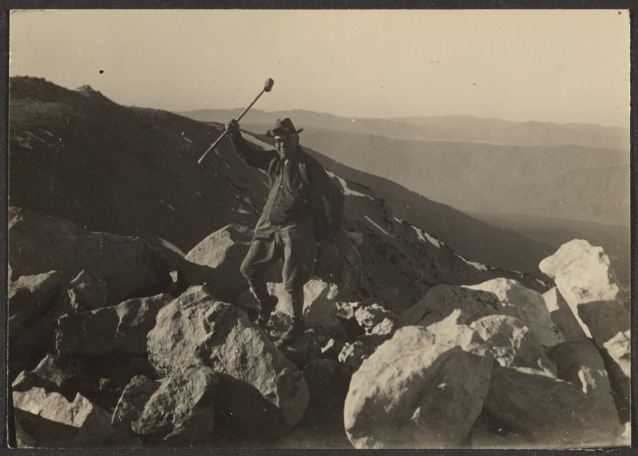 [Fleckenstein on Rocks] af Louis Fleckenstein
