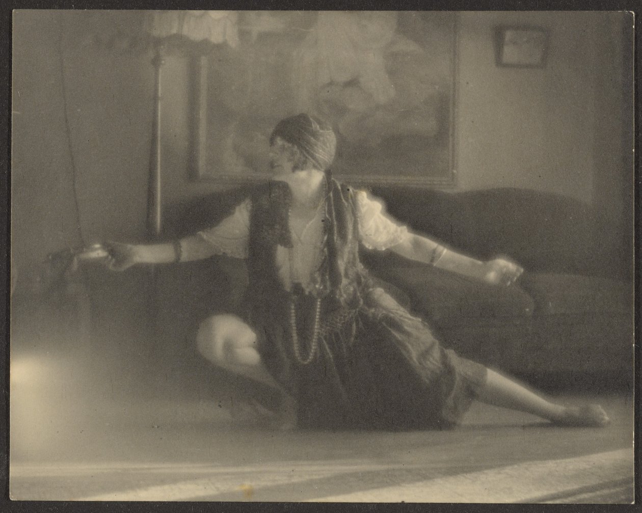 [Florence danser i stuen] af Louis Fleckenstein