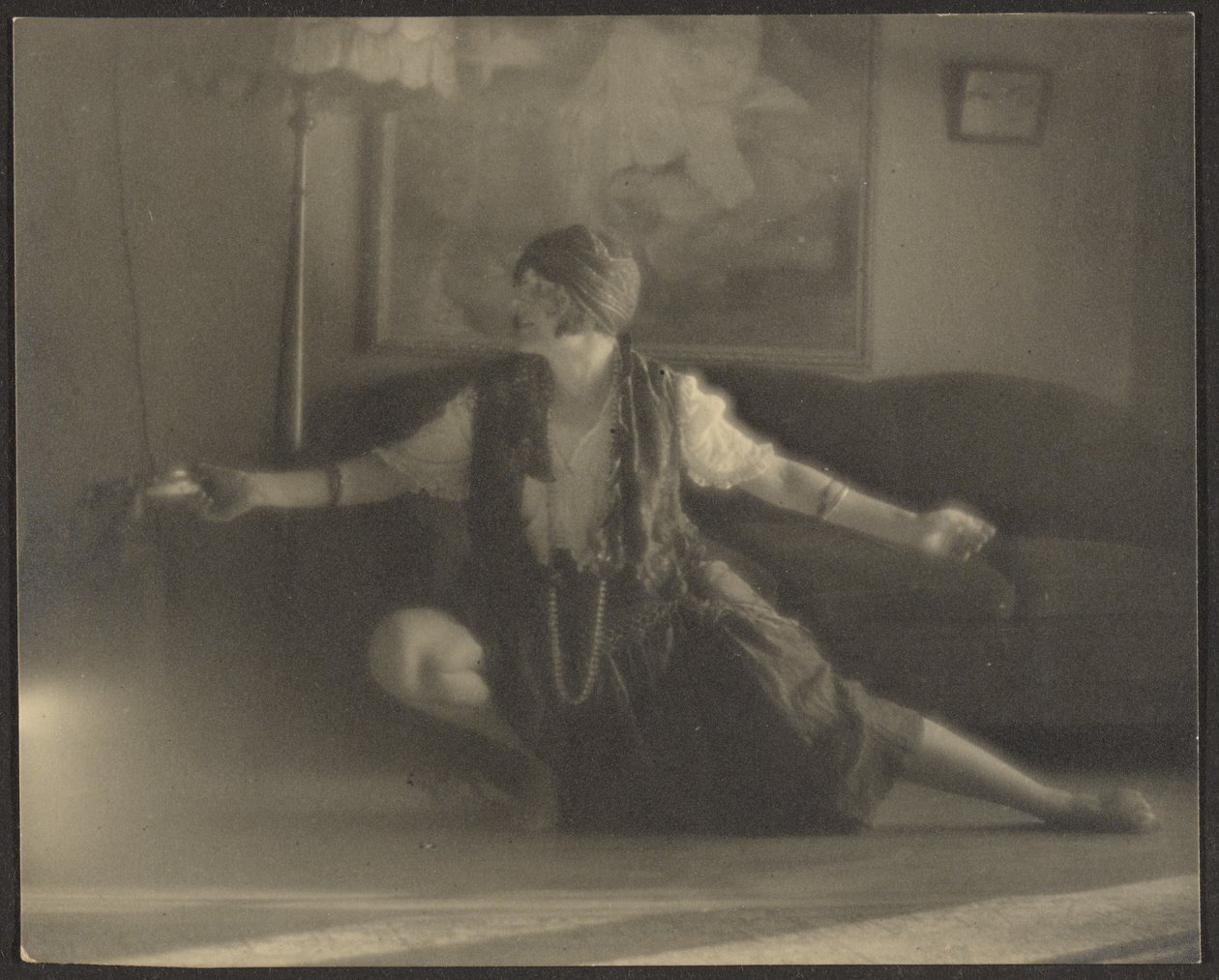 [Florence danser i stuen] af Louis Fleckenstein