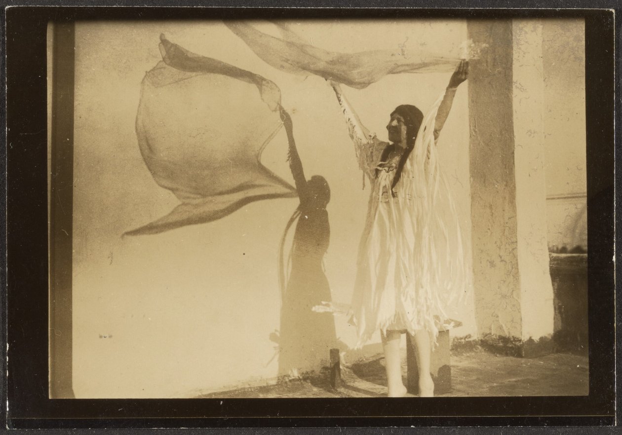 [Florence danser i indianerkostume]. af Louis Fleckenstein