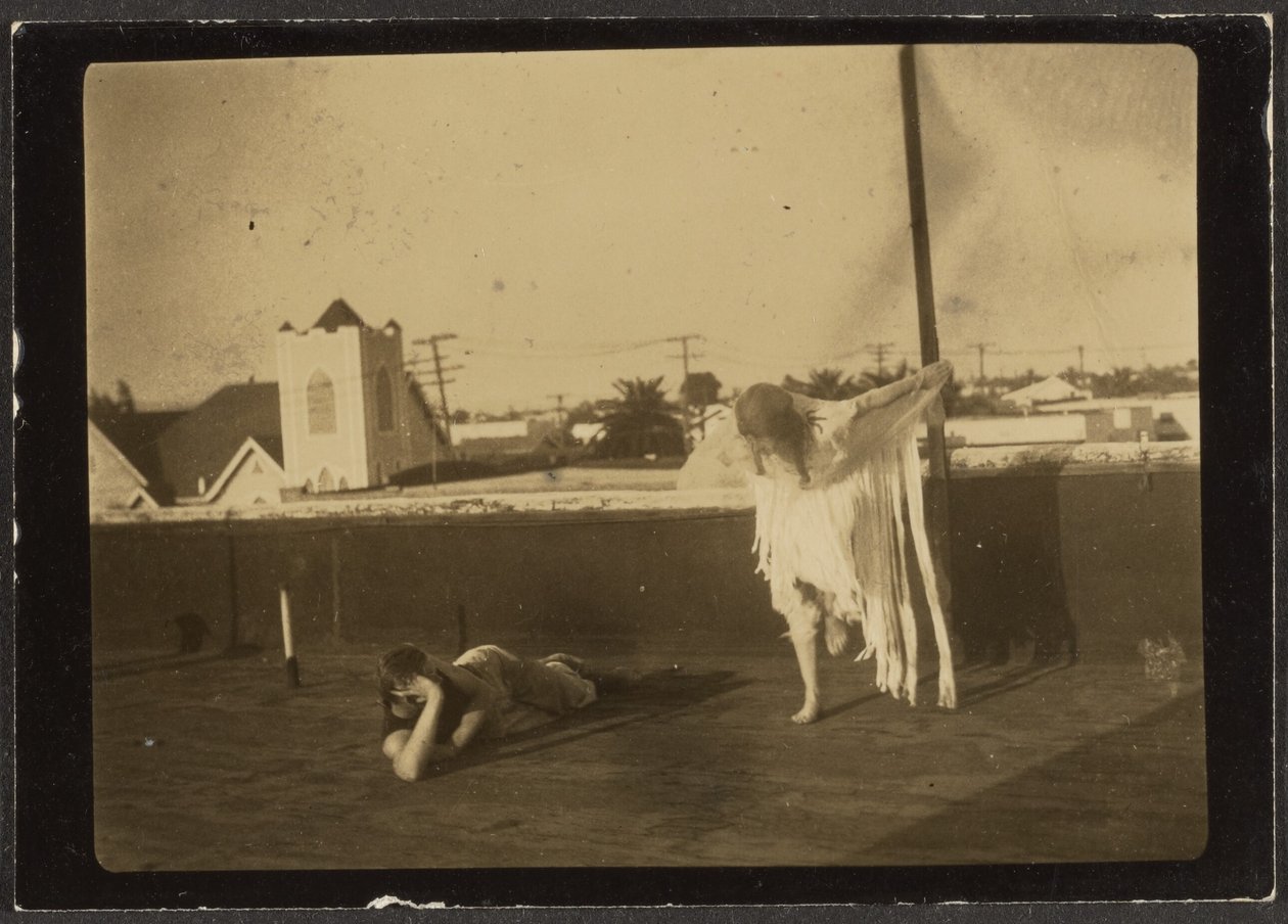 [Florence danser i indianerkostume]. af Louis Fleckenstein