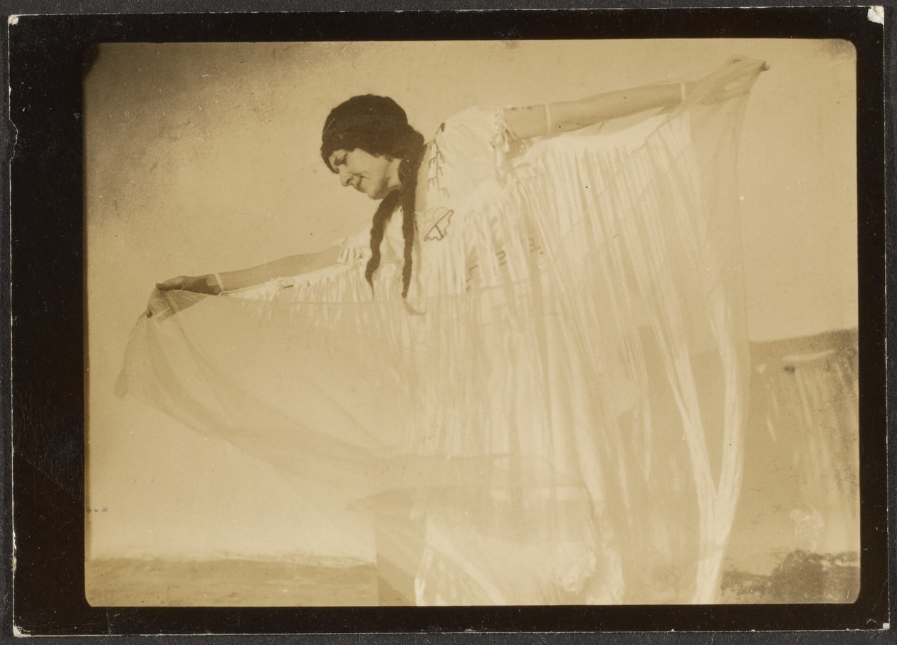 [Florence danser i indianerkostume]. af Louis Fleckenstein