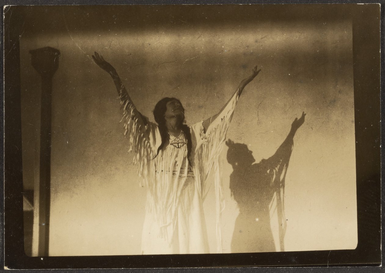 [Florence danser i indianerkostume]. af Louis Fleckenstein