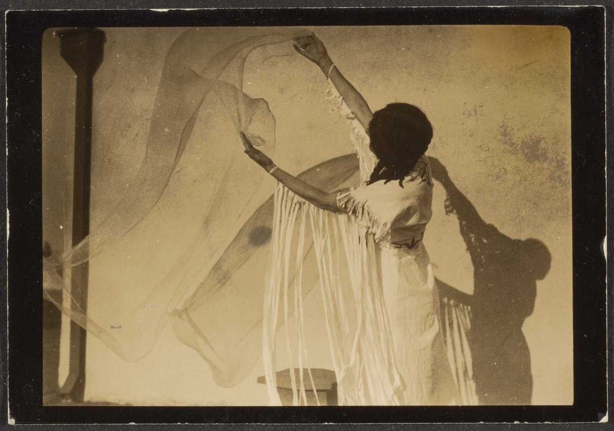 [Florence danser i indiansk kostume] af Louis Fleckenstein