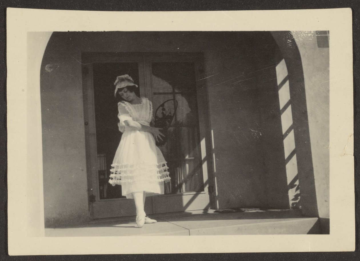 [Florence danser på verandaen] af Louis Fleckenstein