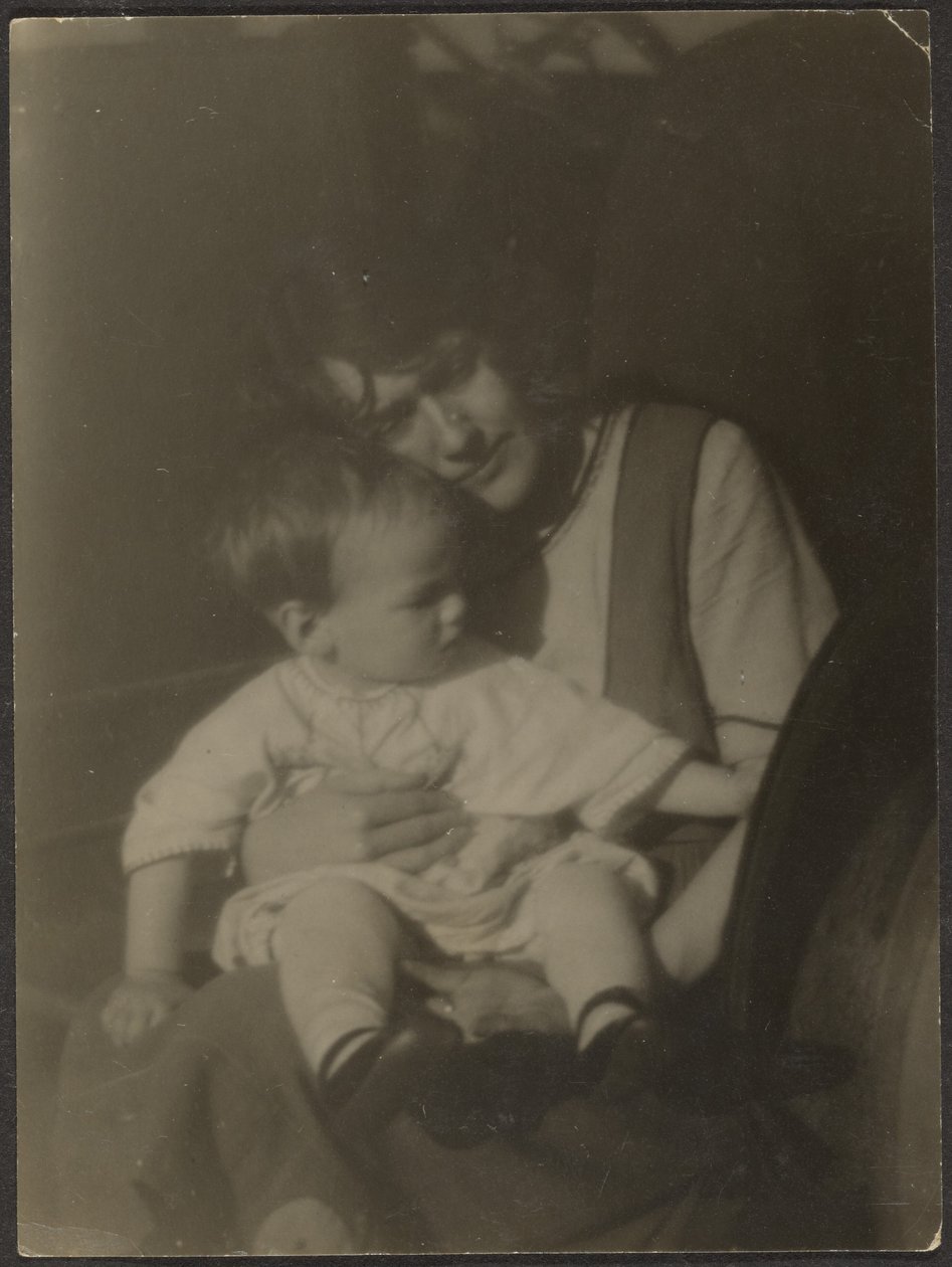[Florence holder baby] af Louis Fleckenstein