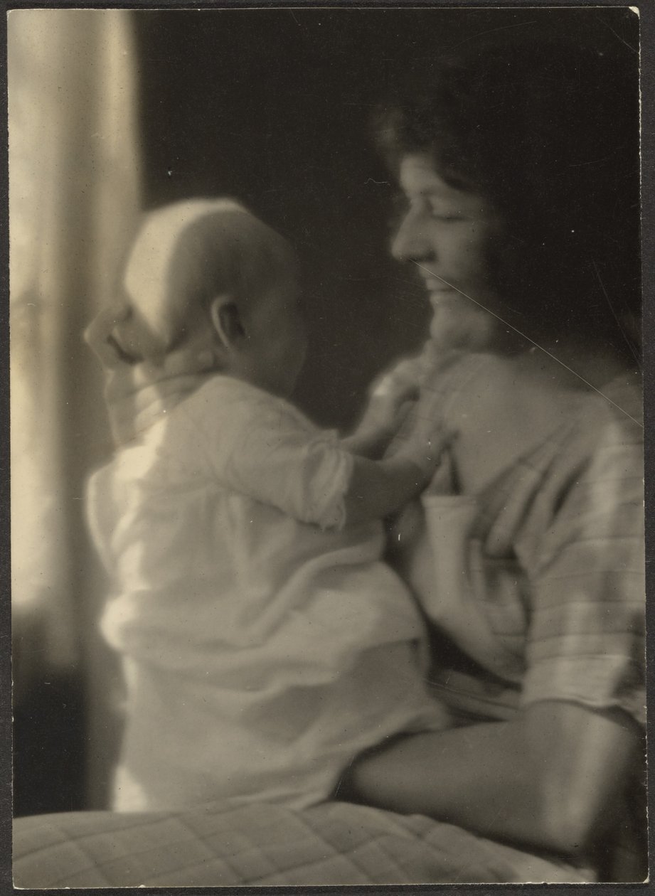 Florence holder en baby af Louis Fleckenstein