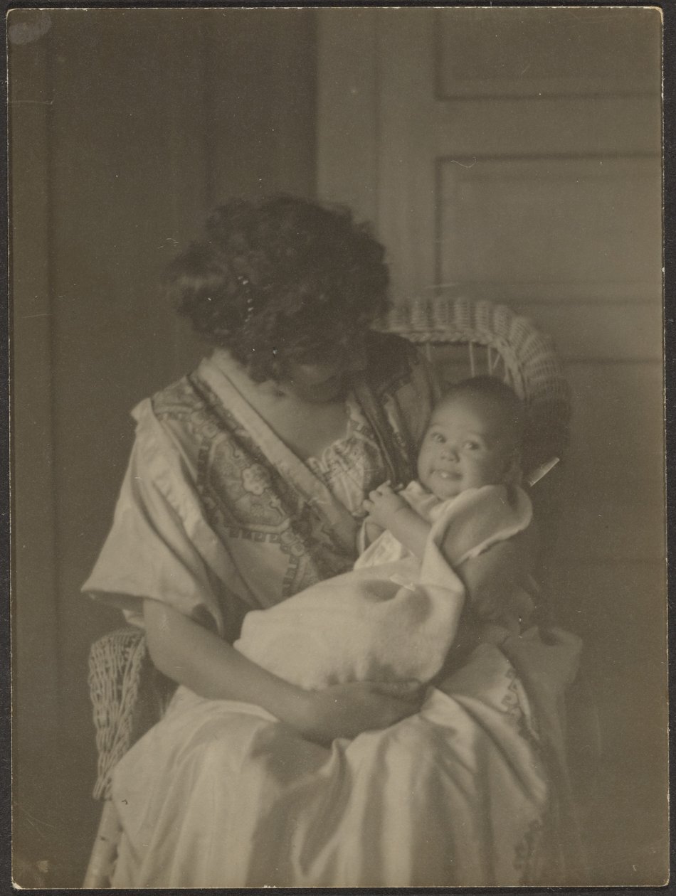 [Florence holder baby i gyngestol]. af Louis Fleckenstein