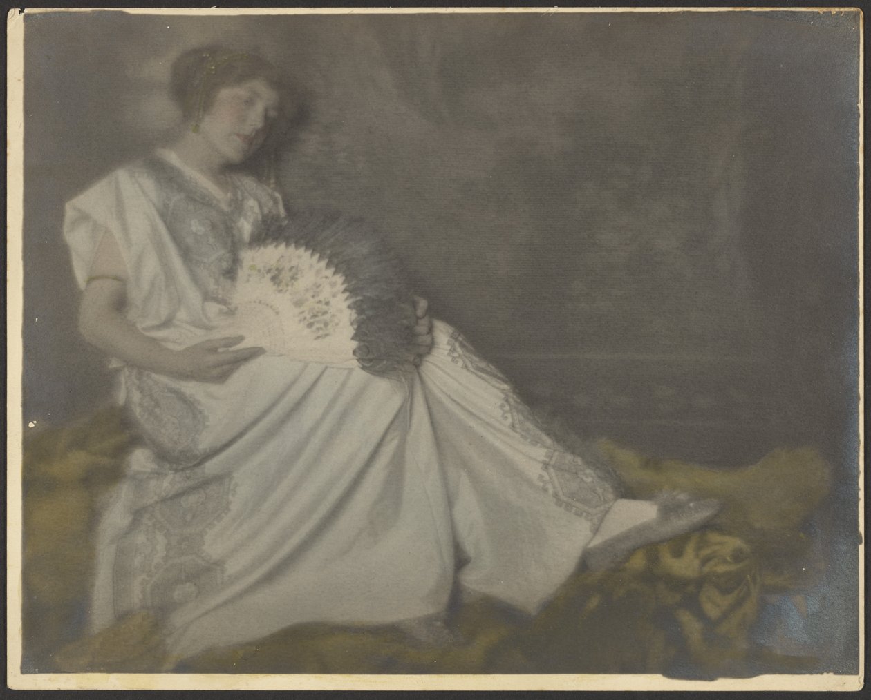 [Florence sidder med stor vifte]. af Louis Fleckenstein