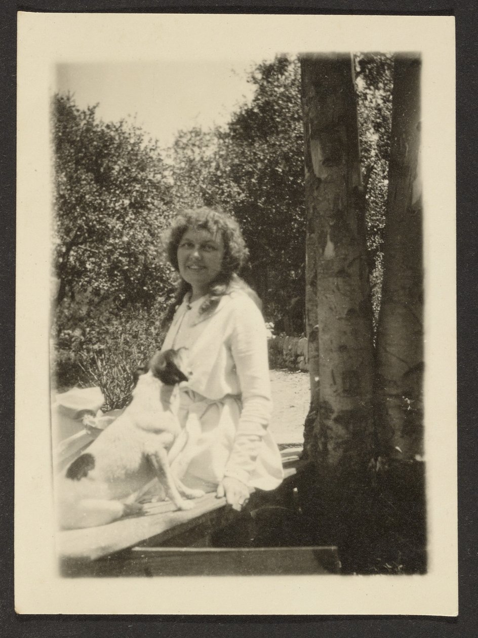 [Florence sidder med hund] af Louis Fleckenstein