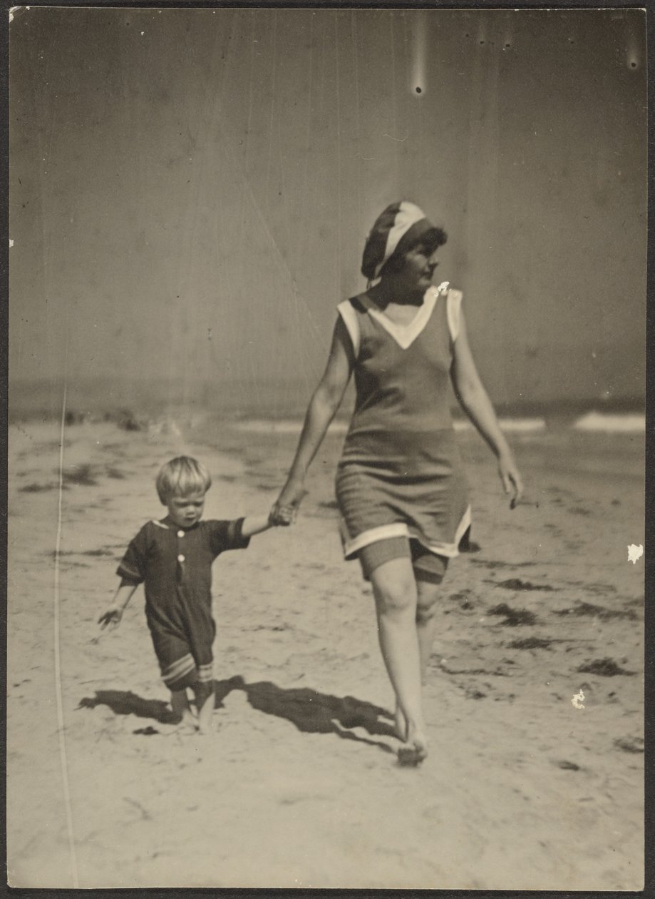[Florence og spædbarn går på stranden]. af Louis Fleckenstein