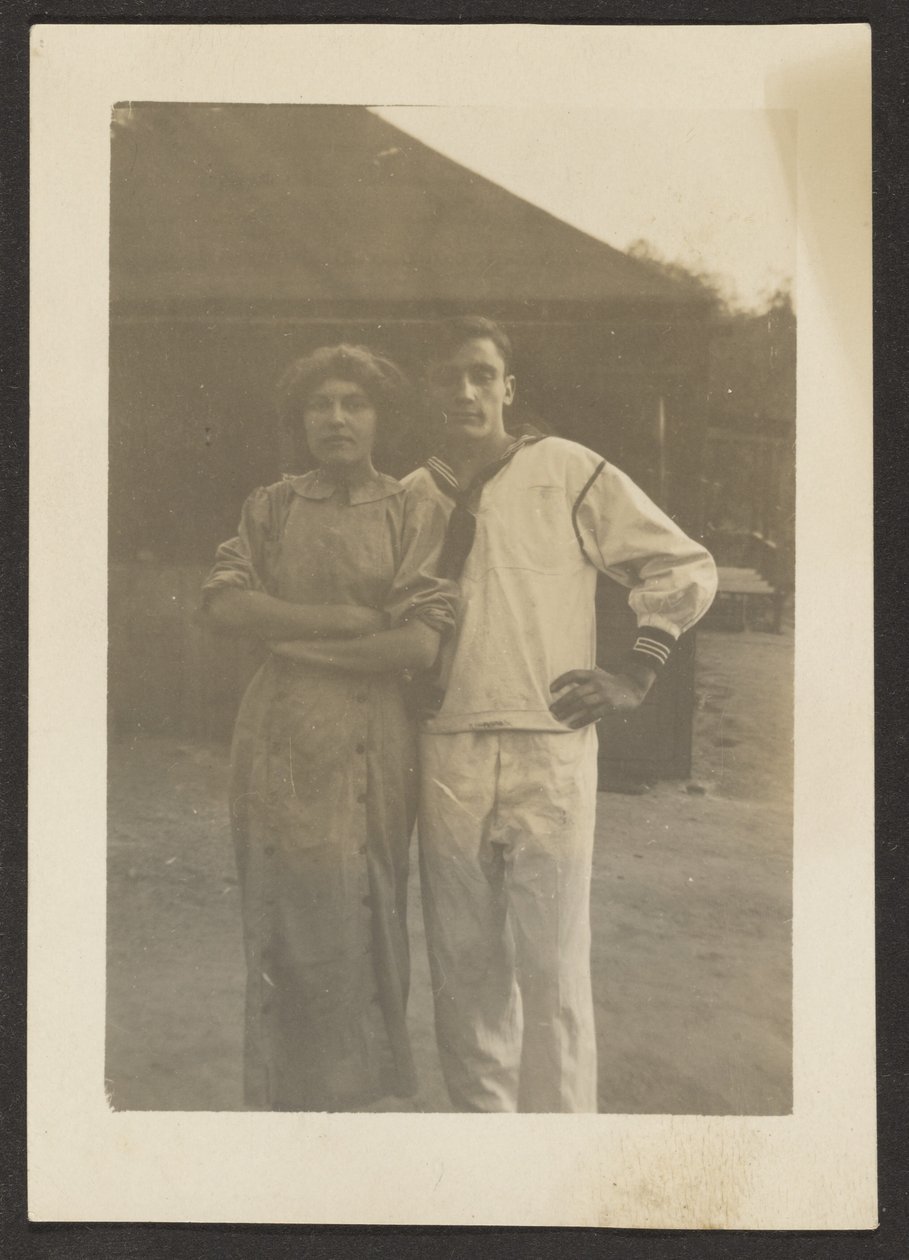 [Florence og en ung mand i marineuniform] af Louis Fleckenstein