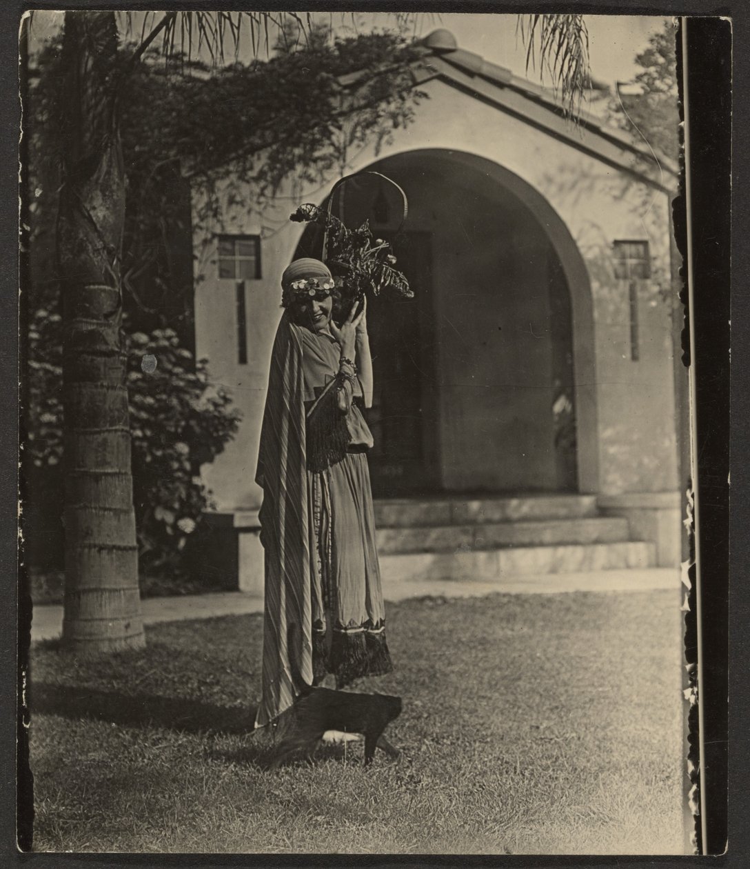 [Florence i kostume med plante uden for huset]. af Louis Fleckenstein