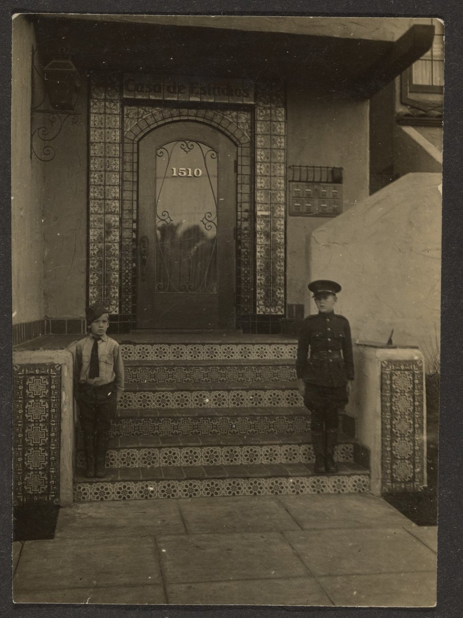 [Florences drenge foran Fleckensteins atelier i Long Beach] af Louis Fleckenstein