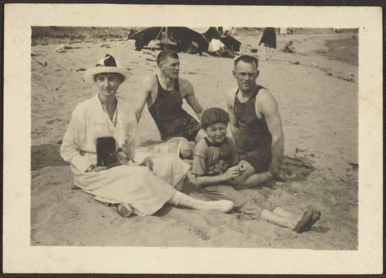 [Gruppe på stranden] af Louis Fleckenstein