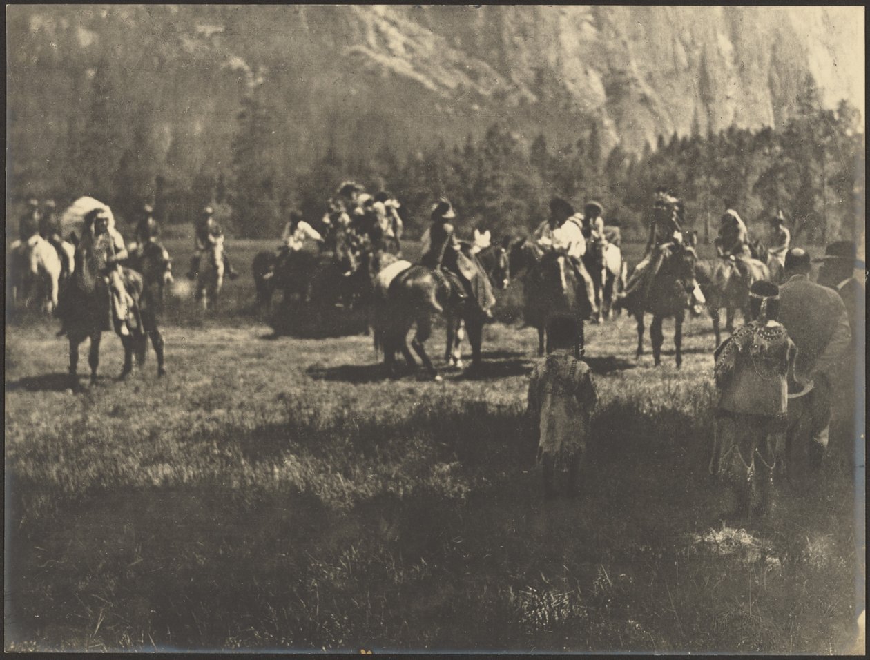 [Gruppe på hesteryg med indfødte amerikanere i traditionelle klæder]. af Louis Fleckenstein