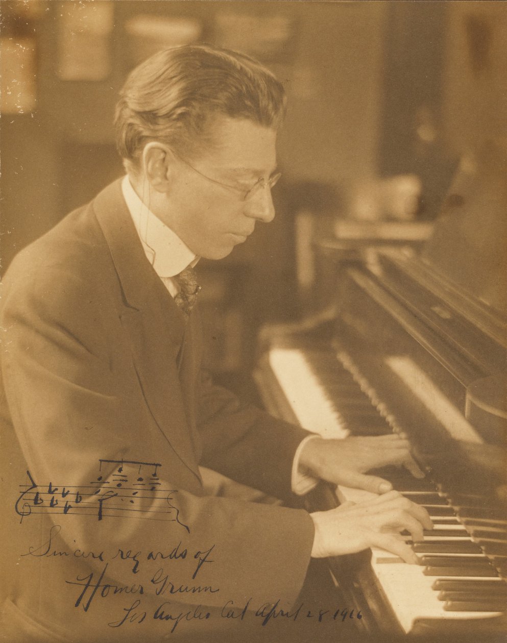 [Homer Grunn ved klaveret] af Louis Fleckenstein
