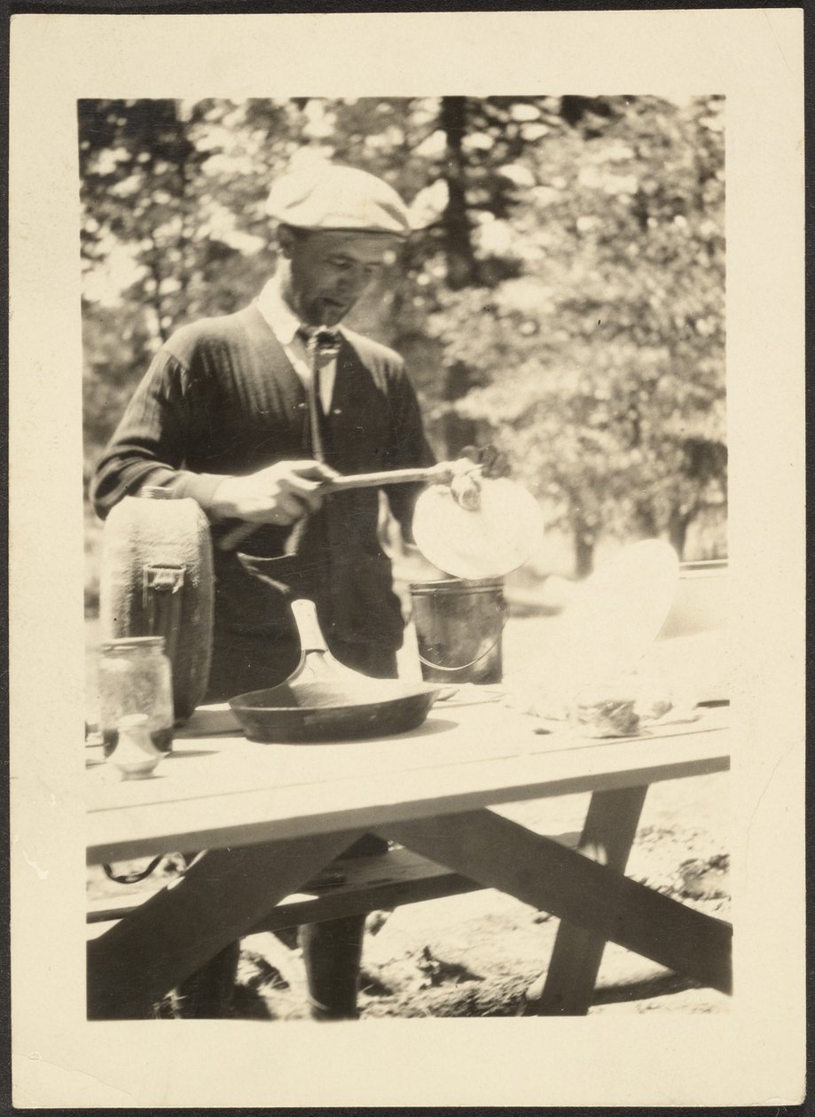 [Mand, der står ved et picnicbord] af Louis Fleckenstein