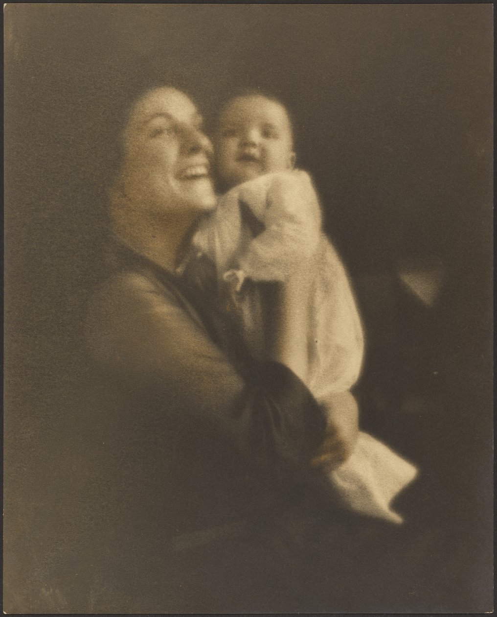 [Mor og baby i hvid kjole] af Louis Fleckenstein