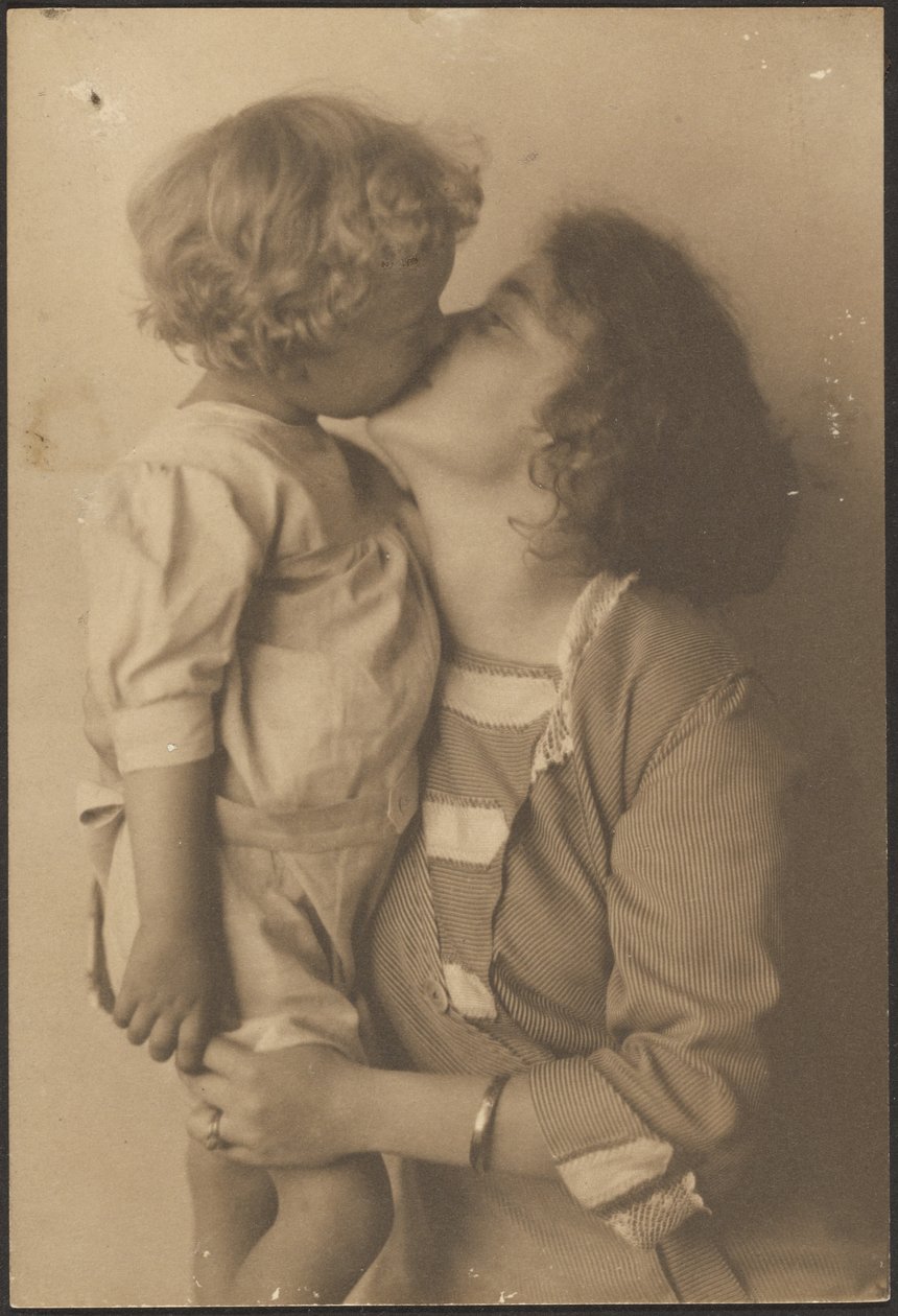 [Mor og barn kysser] af Louis Fleckenstein