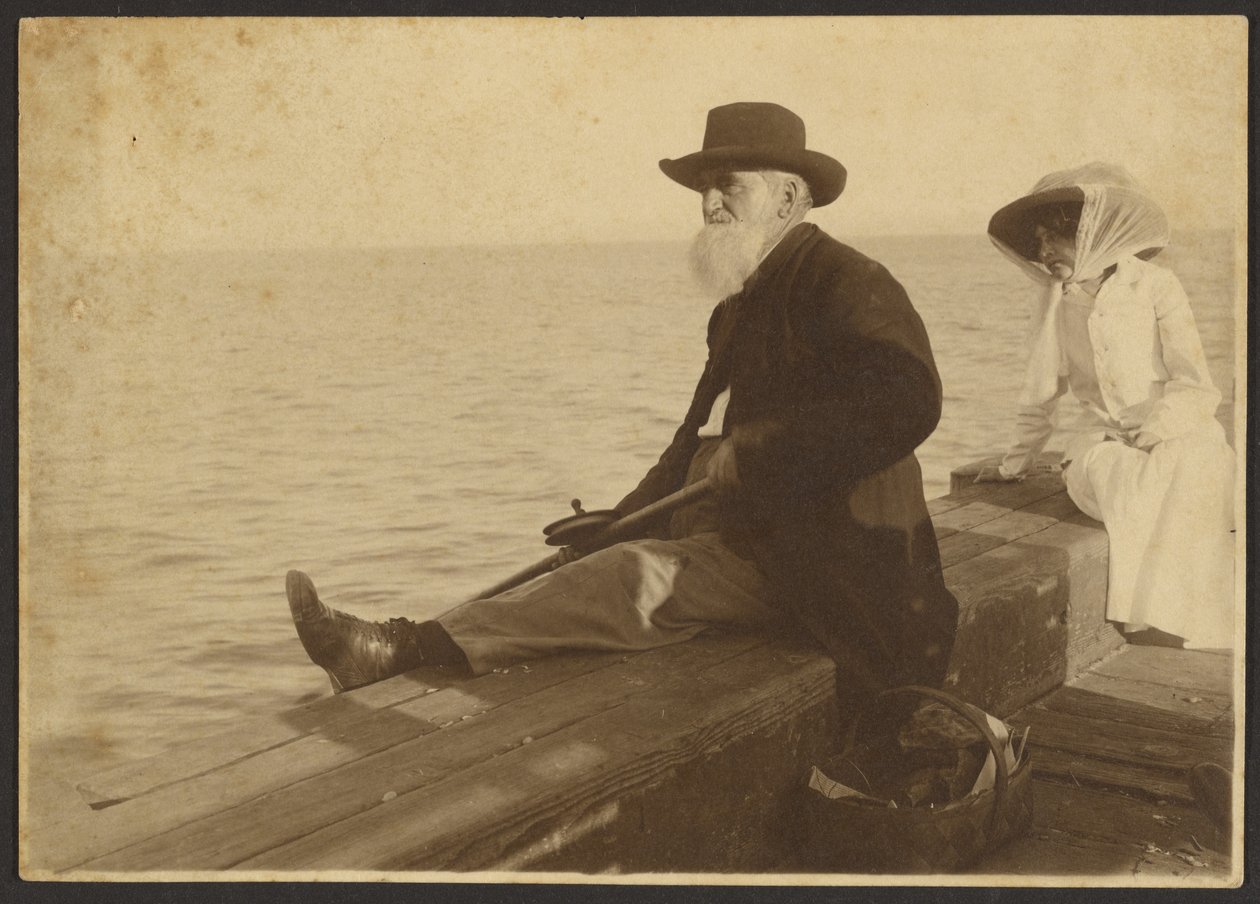 Gammel mand og kvinde, der ser på havet af Louis Fleckenstein