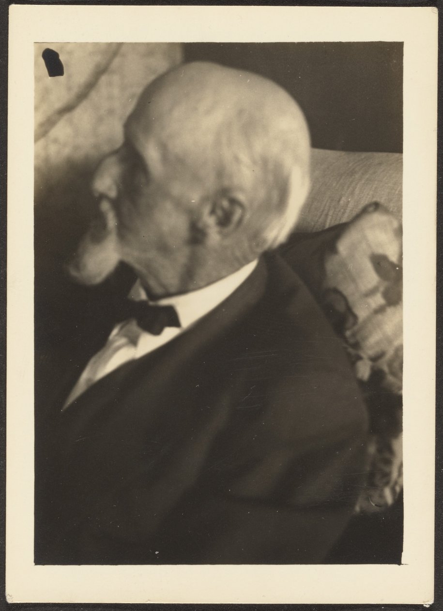 [Den gamle mand i sort slips] af Louis Fleckenstein