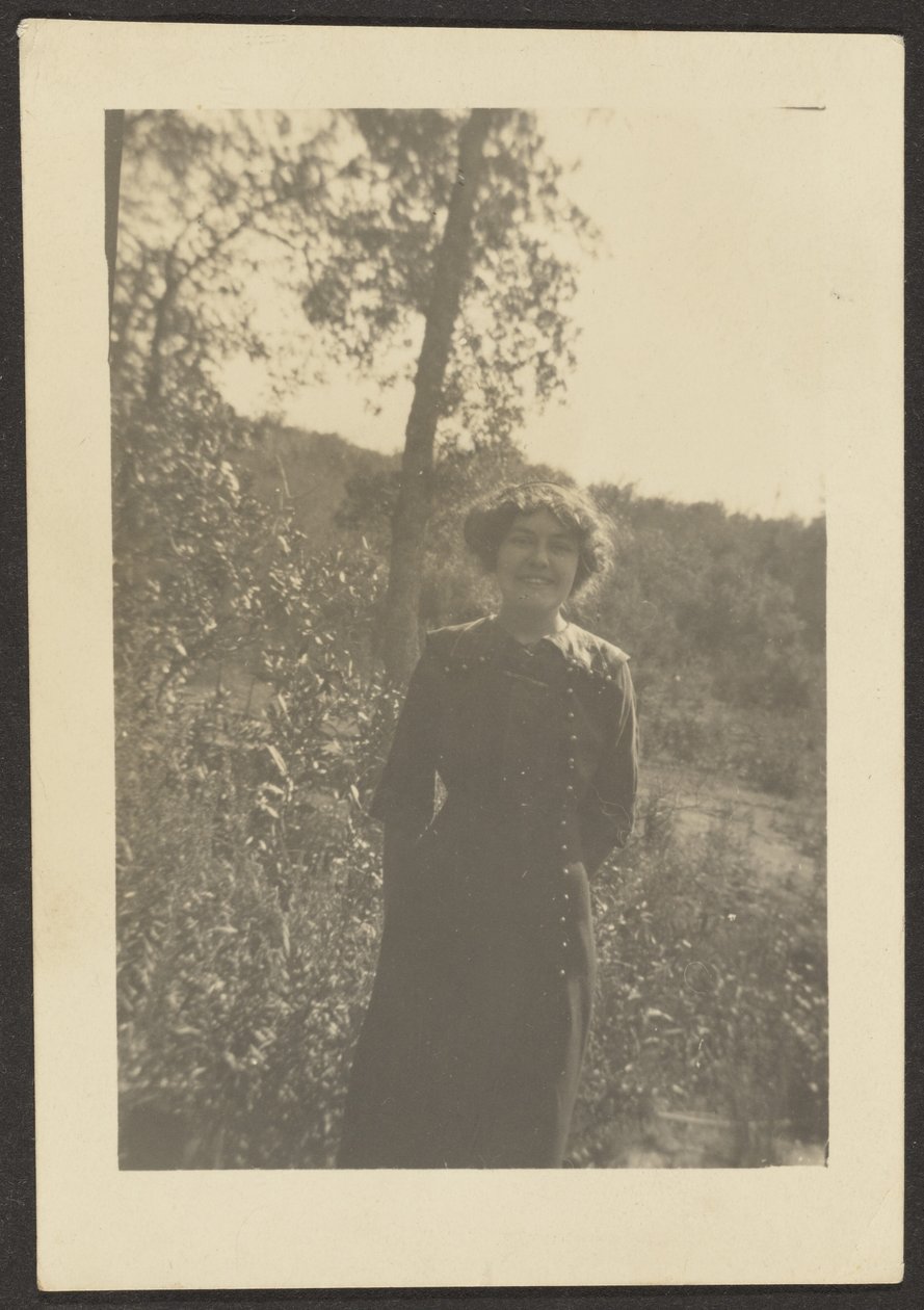 [Portræt af Florence udenfor] af Louis Fleckenstein