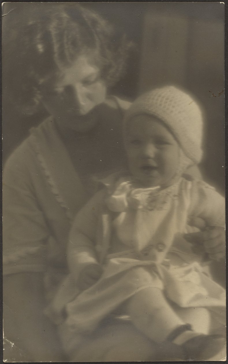 [Portræt af mor, der holder baby i skødet]. af Louis Fleckenstein