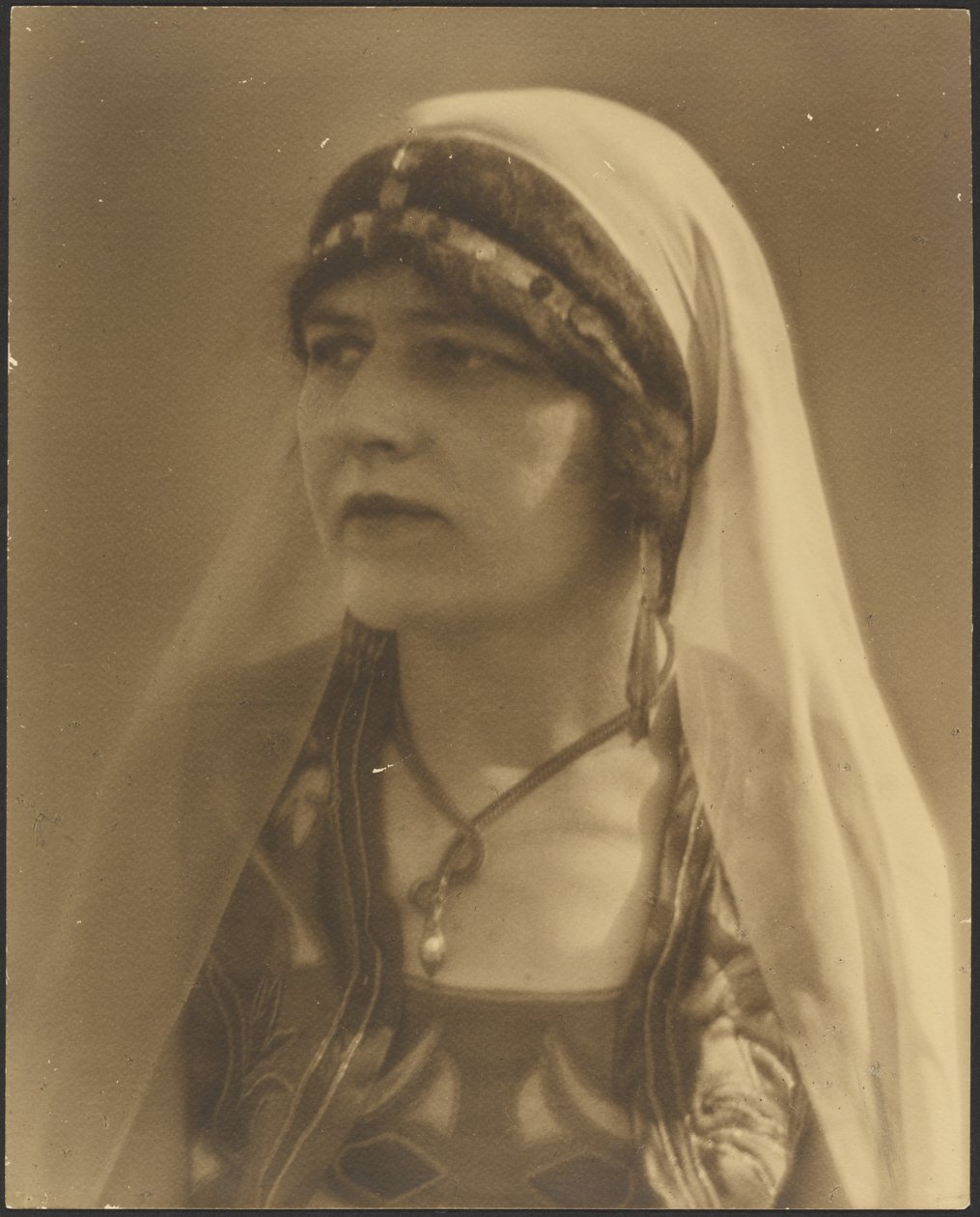 [Portræt af Nautch-pige] af Louis Fleckenstein