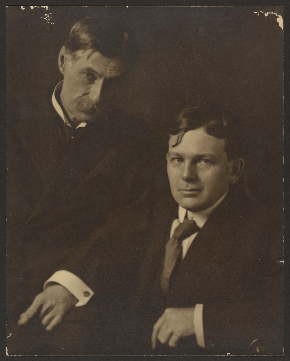 [Portræt af to mænd i jakkesæt]. af Louis Fleckenstein