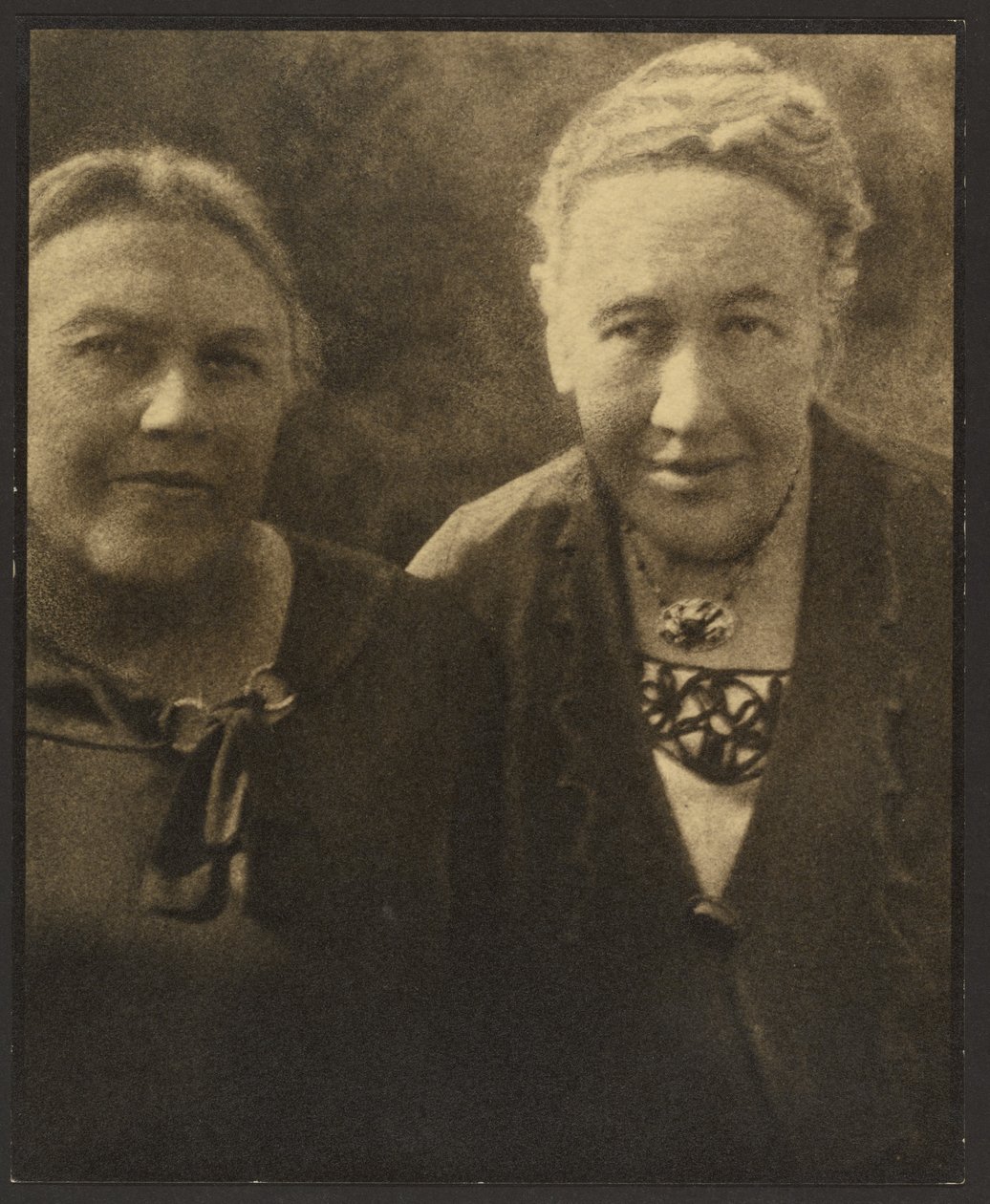 [Portræt af to kvinder før billedtæppe]. af Louis Fleckenstein