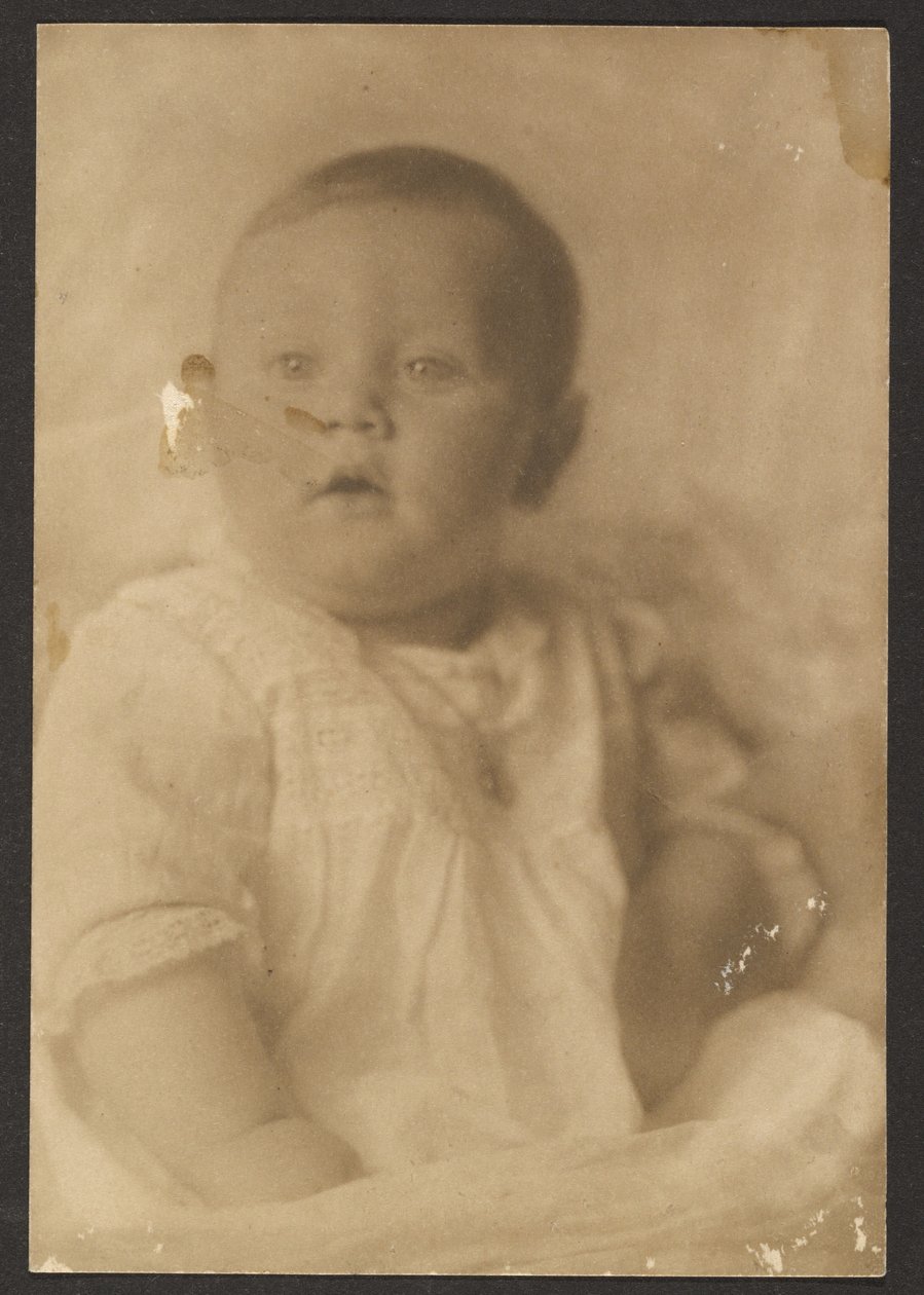 [Portræt af en baby i blondekjole] af Louis Fleckenstein